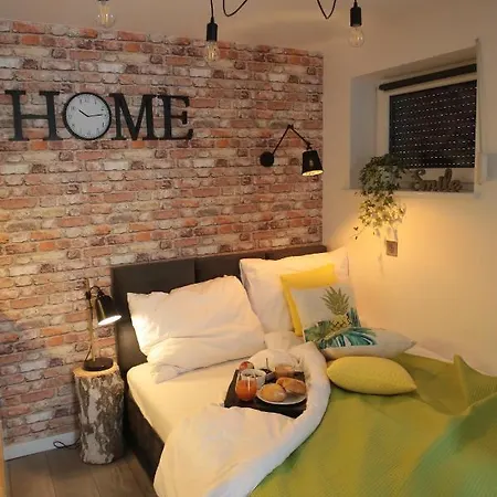 Brookwood Mini Studio Airport Lawica